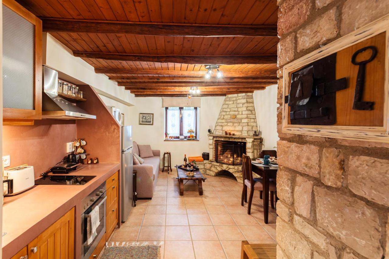 Olive Garden Stone House Near The Ferienhaus Petalídhion
