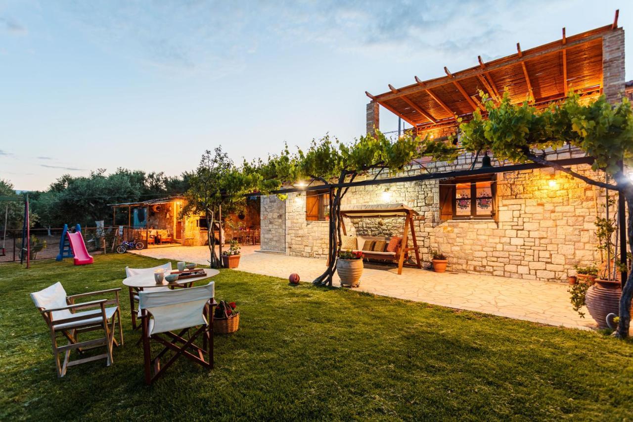 Olive Garden Stone House Near The Hébergement de vacances Petalídhion