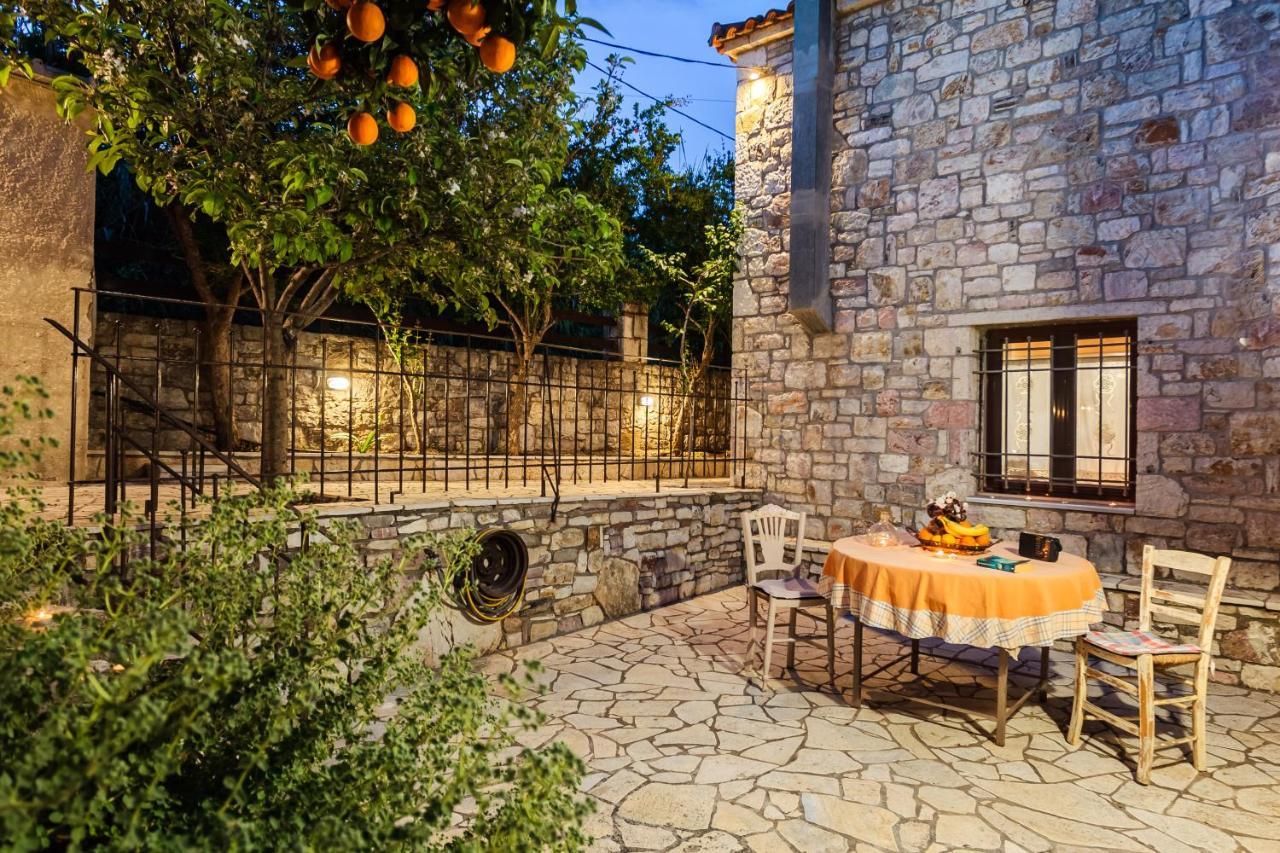 Olive Garden Stone House Near The Petalídhion